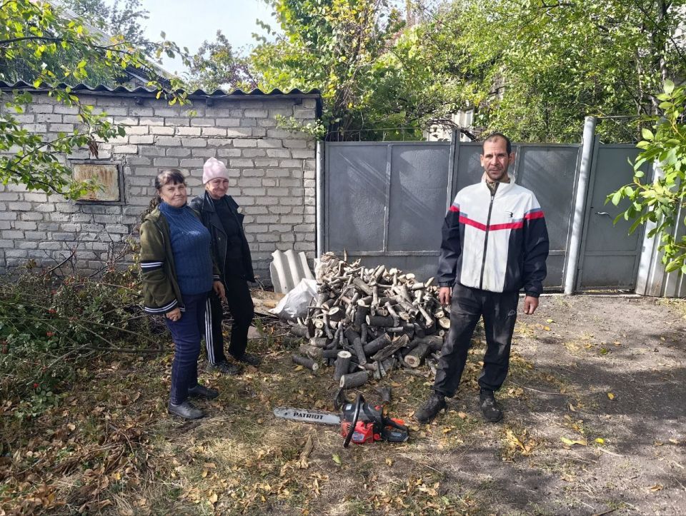 Работники отдела жизнеобеспечения пгт Ясеновский совместно с активистами местного отделения партии «Единая Россия» оказали адресную помощь одинокой жительнице посёлка Павлюк Антонине Поликарповне, 1937 г. р