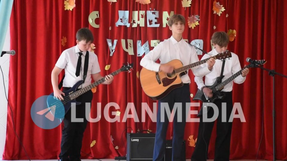 Своих любимых наставников и педагогов праздничным концертом поздравили школьники Кировской многопрофильной гимназии