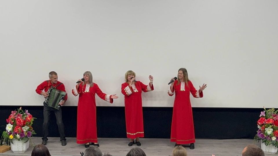 В Суходольском Дворце культуры имени О. Кошевого прошел яркий и душевный концерт, посвященный Дню учителя