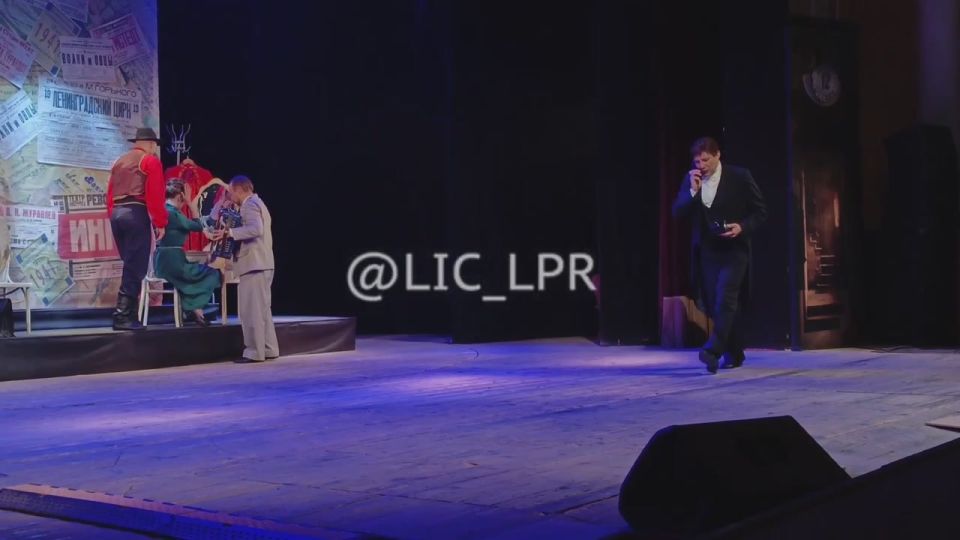 Луганский академический музыкально-драматический театр имени Михаила Голубовича открыл 85-й сезон трагикомедией «Прощай, конферансье!» по пьесе Григория Горина