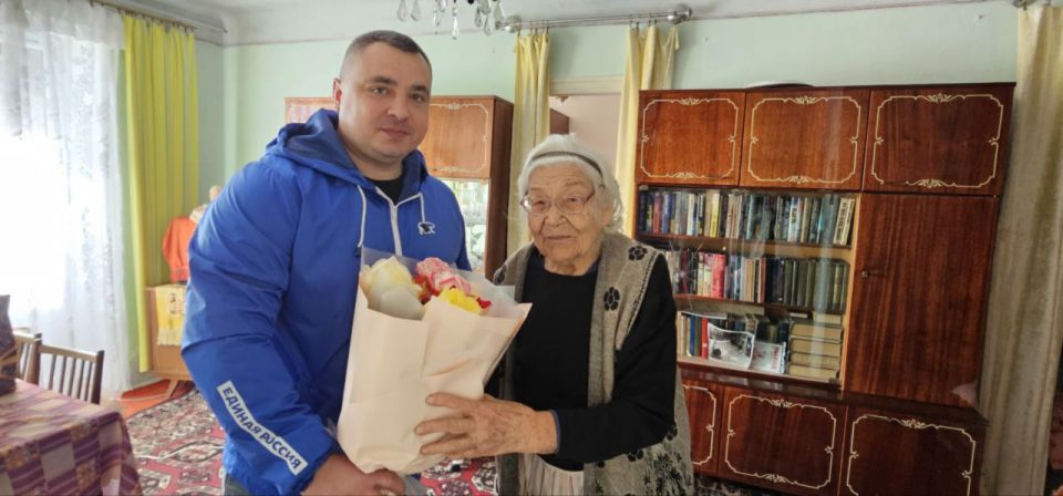 Активисты первичного отделения №17 поздравили с праздником Лидию Алексеевну Ключ