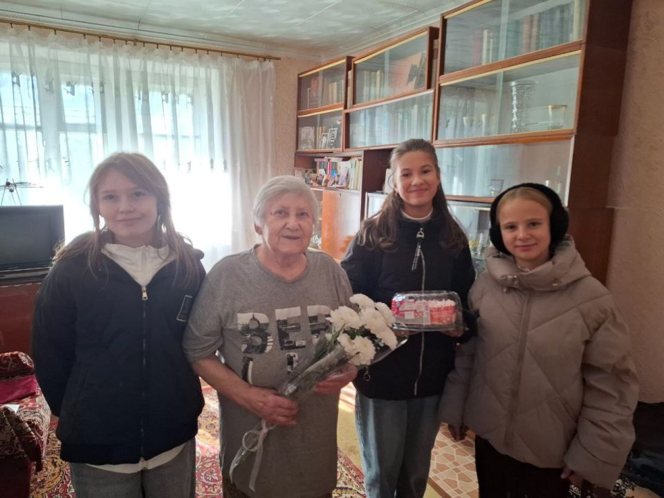 В знак глубокого уважения и признательности к тем, кто стоял у истоков образования, учащиеся Ровеньковской школы №3 накануне Дня учителя отправились с теплыми поздравлениями к ветеранам педагогического труда