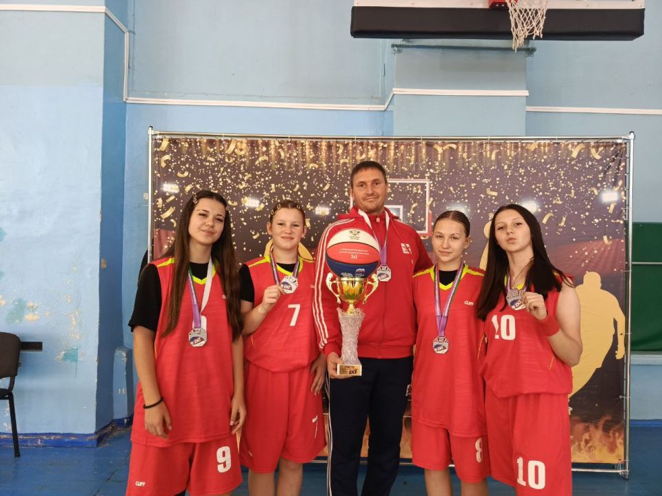 4 октября в Луганске состоялся IV Всероссийский фестиваль детского дворового баскетбола 3х3, и наши девчонки из Ровеньковской школы №3 показали себя с самой лучшей стороны!