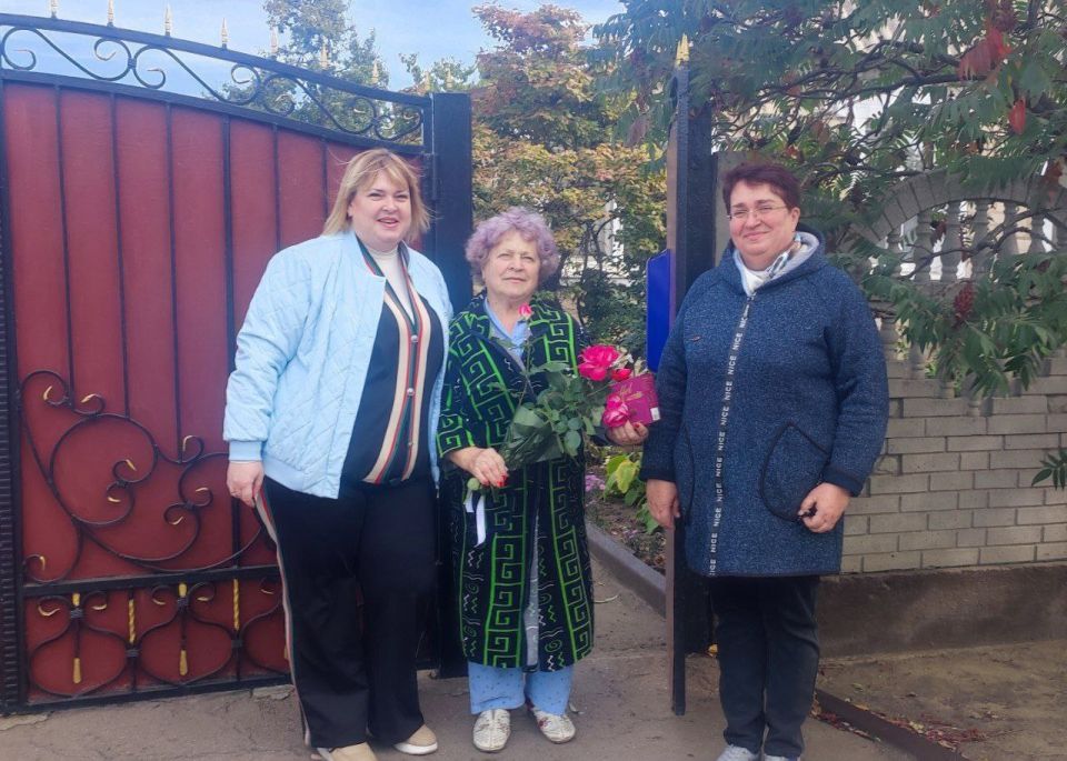 Секретарь первичного отделения №17 г.Вахрушево, депутат Совета г.о. города Красный Надежда Выхота поздравила педагогов-ветеранов с Днём учителя