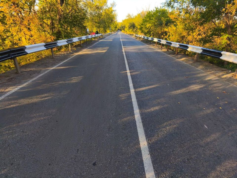 На автодороге Белое — Лутугино обновили мостовое барьерное ограждение