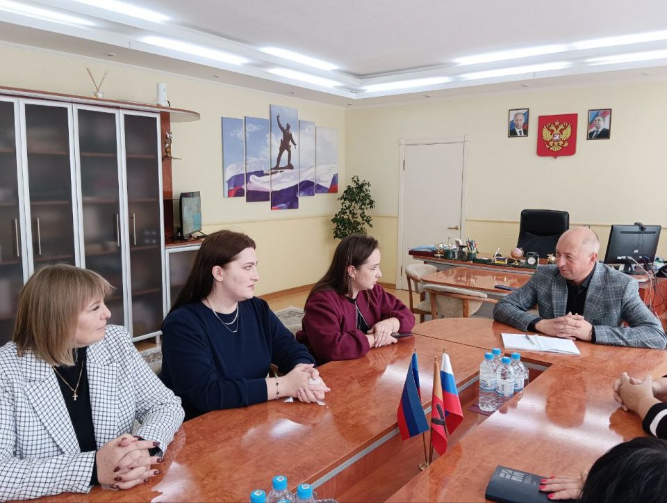 Сергей Крамаренко: Сегодня встретился с Викторией Кайнарой, начальником управления образования по муниципальным образованиям городского округа города Алчевска, Перевальского и Славяносербского муниципальных округов...