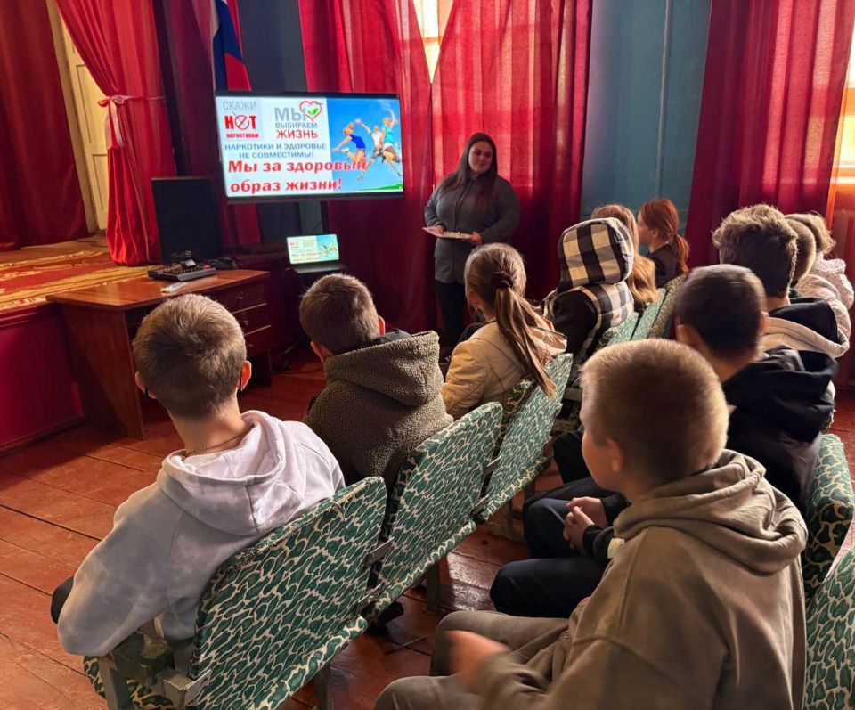 В ДК им. Т. Г. Шевченко пгт Большекаменка проведен тематический час «Жизнь без наркотиков»