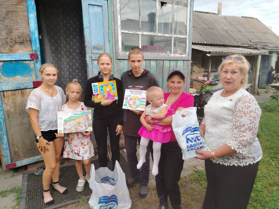«Эстафета добрых дел». Первичное отделение №6 села Краснореченское, благодаря стараниям Светланы Волковой, передало многодетной семье из нашего села наборы канцелярских принадлежностей, развивающие игры и продукты питания