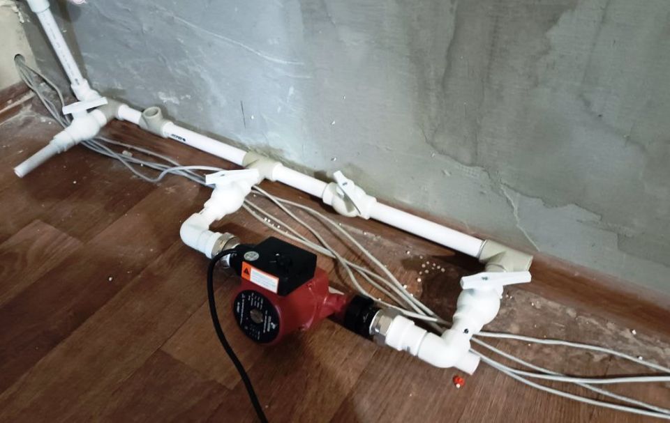 В Лутугино завершены работы по замене системы отопления в административном здании