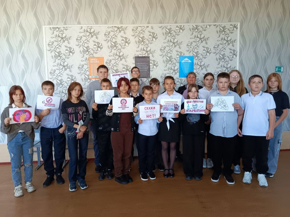 Сотрудники Дома культуры им. Ленина пгт Новодарьевка провели беседу «Мы и наше будущее» для обучающихся «Новодарьевская школа им. В.Д. Луганского»