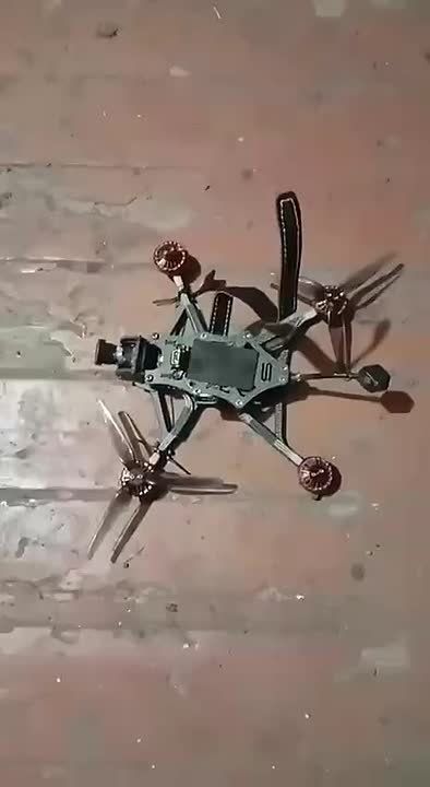ВНИМАНИЕ!!!. Будьте бдительны и внимательны: новые FPV-дроны очень маленького размера, которые несут боевой заряд и абсолютно бесшумны! Очень примитивная новая разработка: сверху на липучке — батарея, снизу — боевой заряд