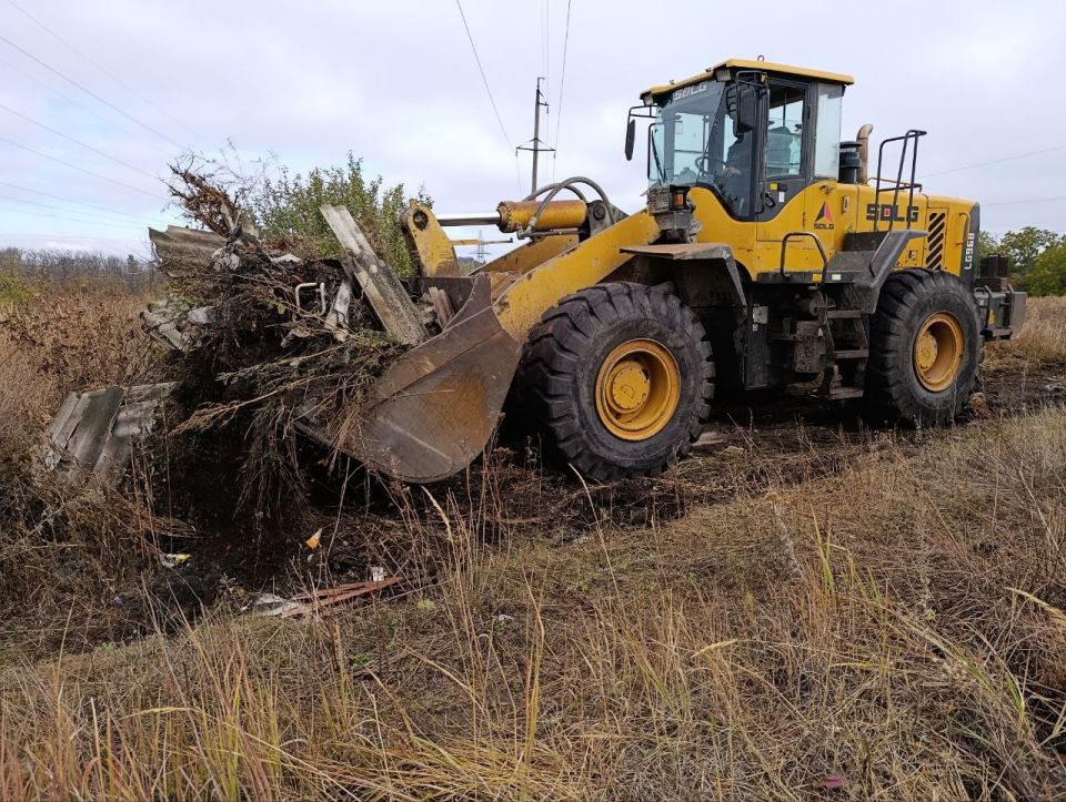 В пгт Ясеновский продолжаются работы по благоустройству территории