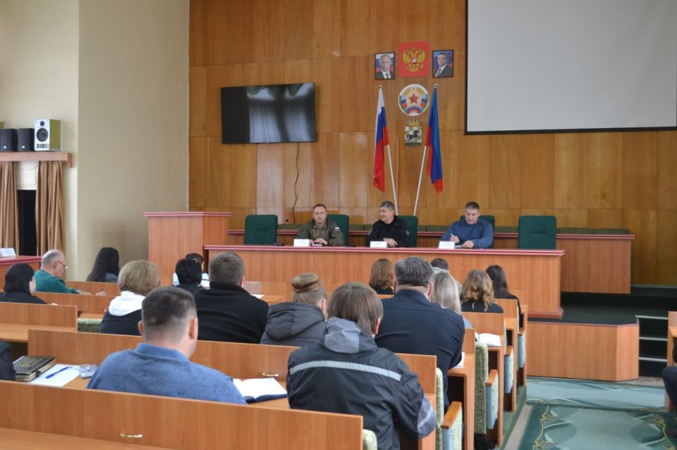 Сегодня под председательством Главы Старобельского муниципального округа Владимира Чернева состоялось совещание с участием руководителей структурных подразделений Администрации округа и подведомственных предприятий