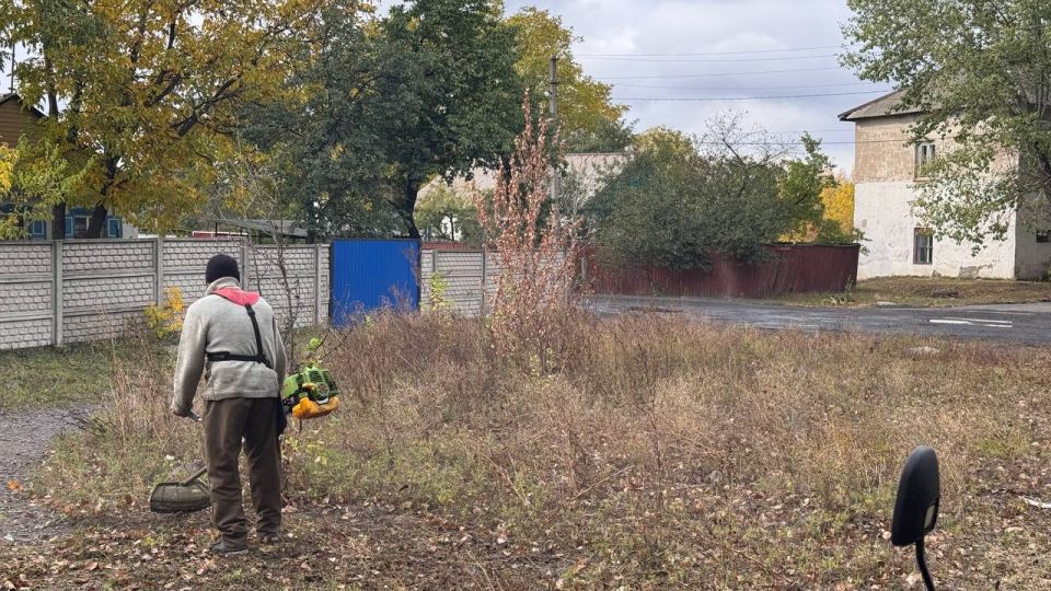 Работники МУП «ЖЭК» г. Ровеньки совместно с уборщиками территории отдела жизнеобеспечения пгт Дзержинский провели работы по благоустройству!