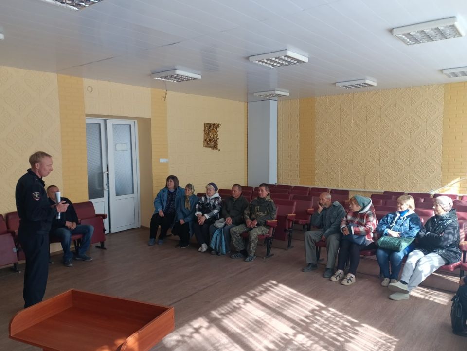 В пгт Чернухино начальник ОМВД «Перевальский» провёл беседу о мошенничестве