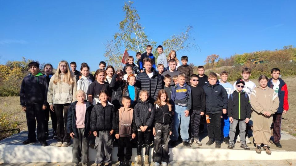 Сегодня, 7 октября 2025г., Алчевская школа № 7, Брянковская СШ № 9 и Штеровская школа № 28 приняли эстафету марафона, приуроченного к открытию обновленного Музейного комплекса