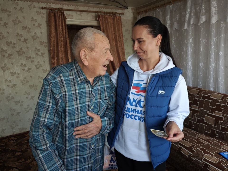 Алёна Лумеровская: Сегодня, в день рождения Президента Российской Федерации Владимира Владимировича Путина, приняла участие в эстафете добрых дел партии «Единая Россия» и в серии тёплых встреч