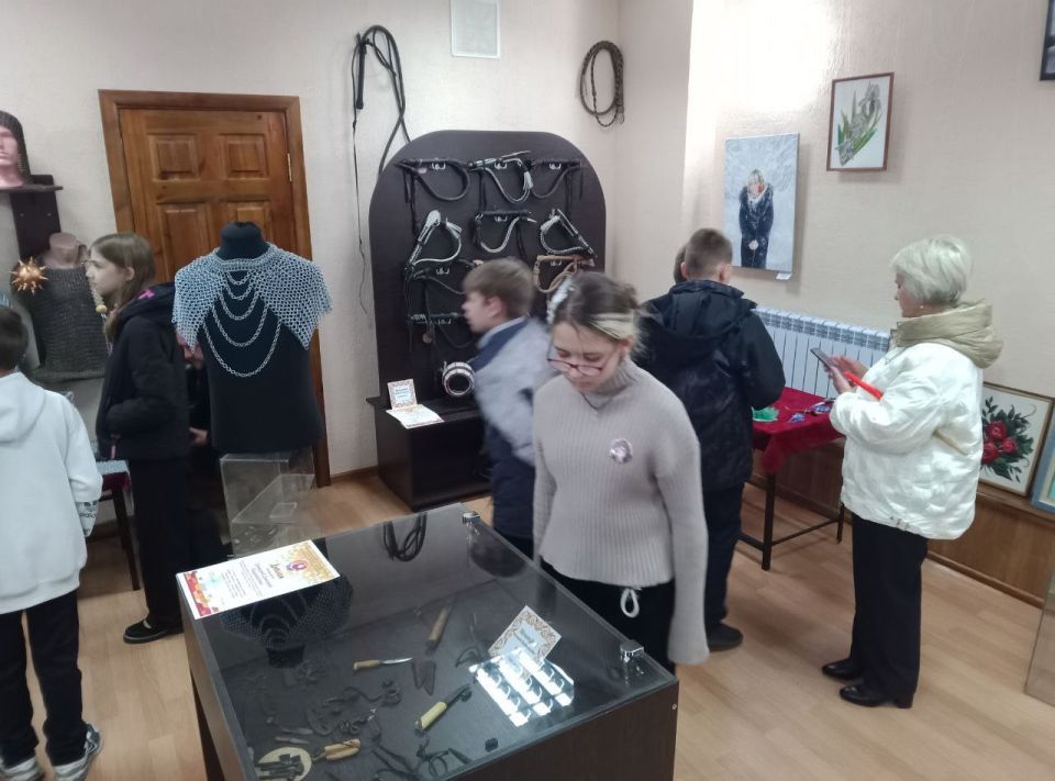 Сегодня мастера филиала Народного клуба декоративно-прикладного и изобразительного искусства "Левша" провели во Дворце культуры увлекательную экскурсию по выставочным залам "Ровенецкой слободы" для учащихся Ровеньковской...