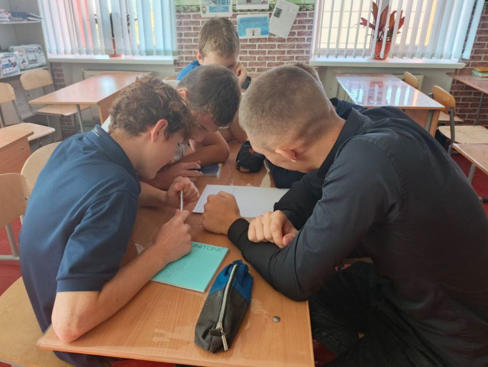 В Брянковской специализированной школе №1 при содействии советника директора по воспитанию Галины Савчук прошёл КВИЗ под названием "Правовая культура школьника"