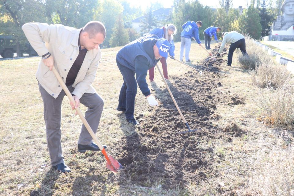 Сегодня на Мемориале Славы представители Администрации, депутатского корпуса высадили луковицы тюльпанов и нарциссов