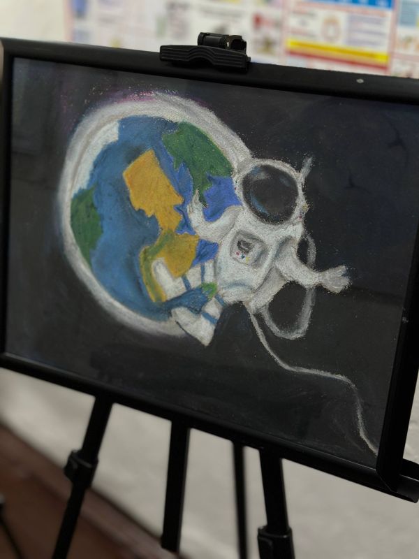 Такой разный - наш космос. В рамках Всемирной недели космоса в Детской художественной школе г. Ровеньки открылась особая выставка детских рисунков