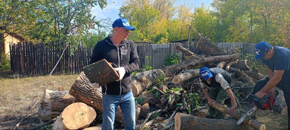 Активисты ВПП «Единая Россия» из г. Молодогвардейск и с. Самсоновка поздравили Президента с Днём рождения