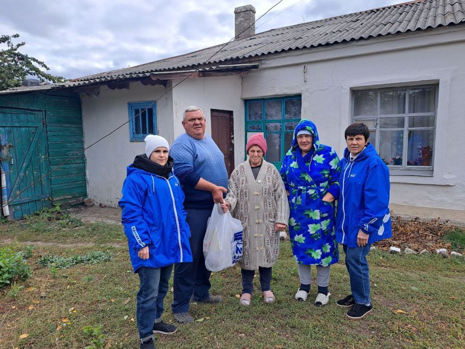 Сотрудники отдела жизнеобеспечения пгт Новодарьевка, совместно с активистами ПО № 11 ВПР «Единая Россия», оказали адресную гуманитарную помощь трем людям с ограниченными возможностями здоровья