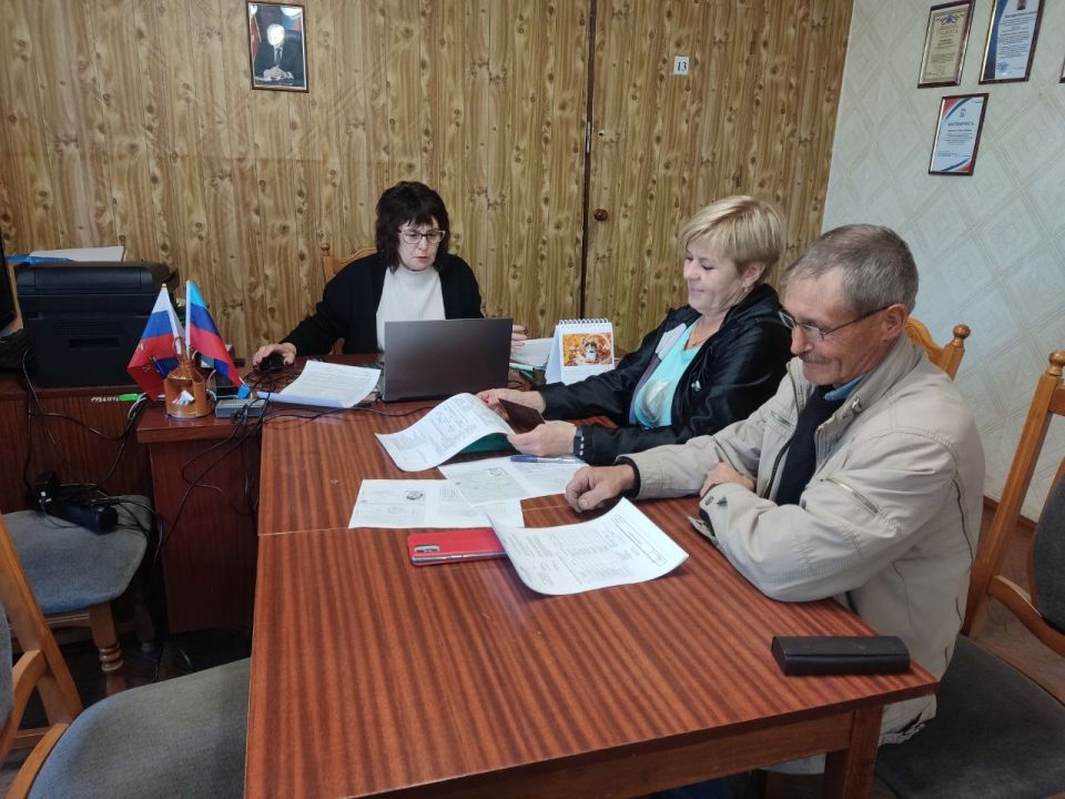 Сегодня в рамках повышения доступности государственных услуг в отделе жизнеобеспечения г. Вахрушево состоялся очередной выездной приём мобильного офиса МФЦ ЛНР