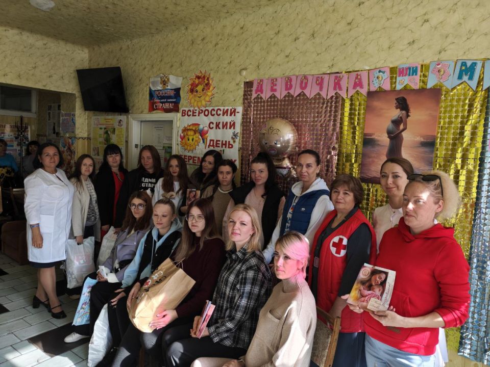 Алёна Лумеровская: Сегодня, в Всемирный день беременных и в рамках череды добрых дел, приуроченных к дню рождения Президента Владимира Путина, совместно с обществом Красного Креста и женской консультацией Лутугинской...