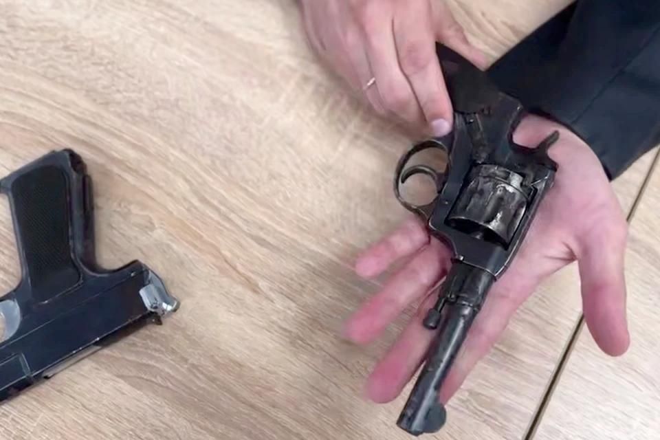 В ЛНР в бывшей квартире сотрудника СБУ нашли раритетное оружие