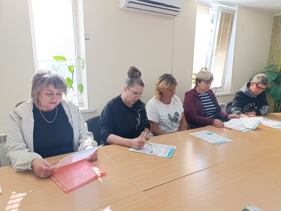 На очередном собрании социальных работников в ГБУ ЛНР «Кременской КЦСОН» была проведена лекция на тему: «Думай о будущем: страхование и накопления» на которой специалисты центра рассказали как создавать долгосрочные...