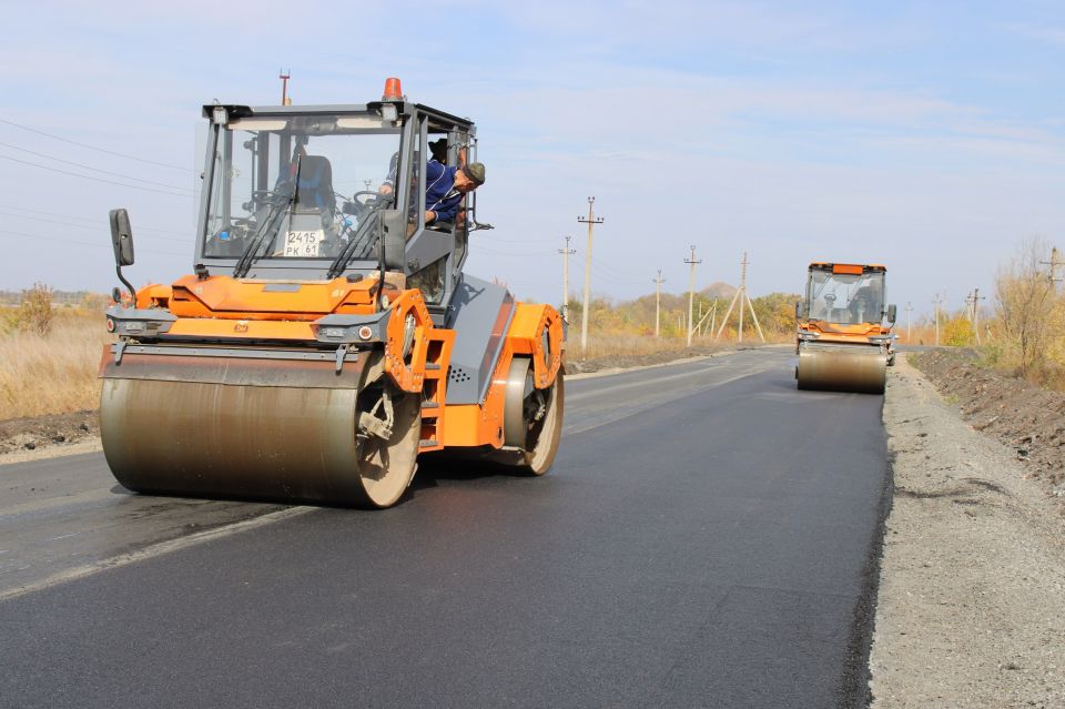 В Ровеньках продолжается капитальный ремонт дороги
