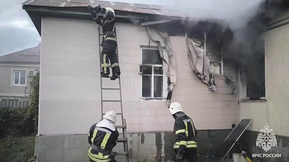Жилой дом загорелся в Старобельске, предположительно, из-за короткого замыкания — ГУ МЧС России по Республике