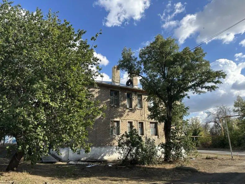 Оренбуржцы отремонтировали крышу многоквартирного дома в пгт Селезневка