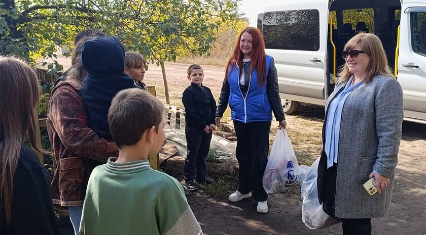Активисты «Единой России» в рамках марафона добрых дел «Добрые дела — лучший подарок Президенту» передали гуманитарную помощь нуждающимся семьям из Первомайска