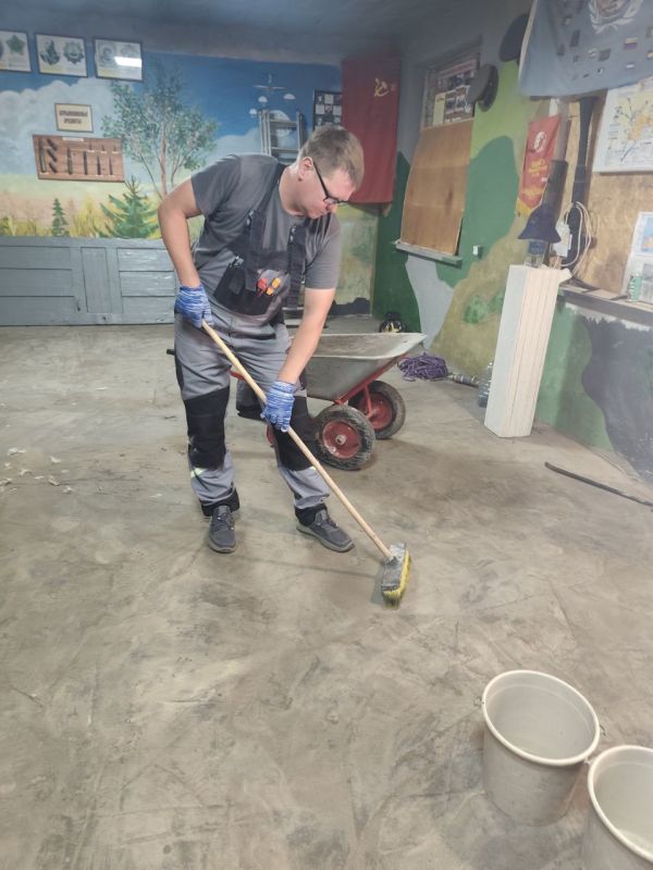 Рабочая группа региона-шефа Удмуртской Республики продолжает ремонт музейной комнаты Лутугинской средней школы №2