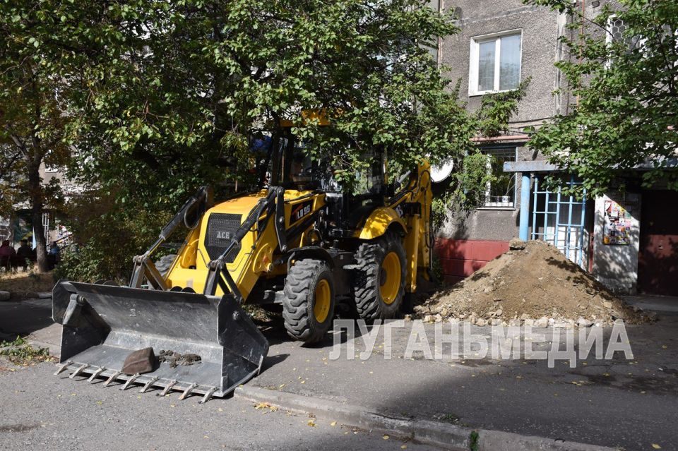 Алчевский филиал Единой управляющей компании проводит работы по замене аварийных выпусков канализации многоквартирных домов