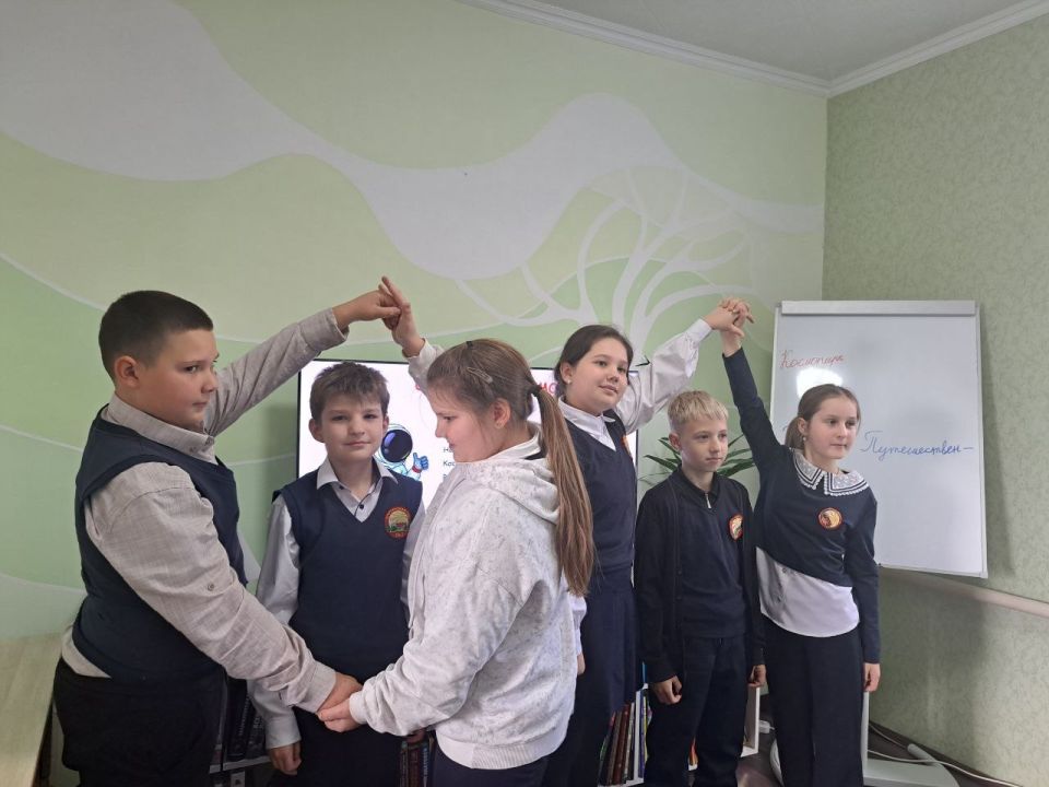 Лутугинская Районная библиотека для детей провела космочас «Звёздам навстречу»