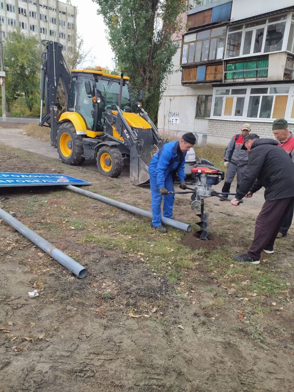 Для повышения удобства передвижения по городу Рубежное, сотрудники МУП «ДЭП» установили новые информационные знаки предоставленные шеф-регионом республикой Татарстан