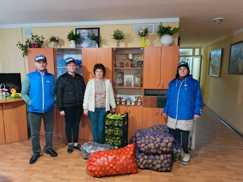 Жители и переселенцы из ДНР, проживающие в пункте временного размещения в Рубежном, получили гуманитарную помощь от депутатов ВПП "Единая Россия"