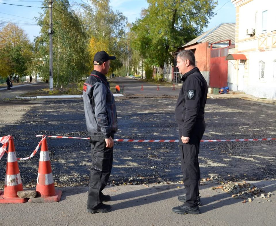 Глава Старобельского муниципального округа Владимир Чернев провел осмотр хода дорожных работ по улице Пролетарская в районе МБУ «ФСК Колос» в городе Старобельск