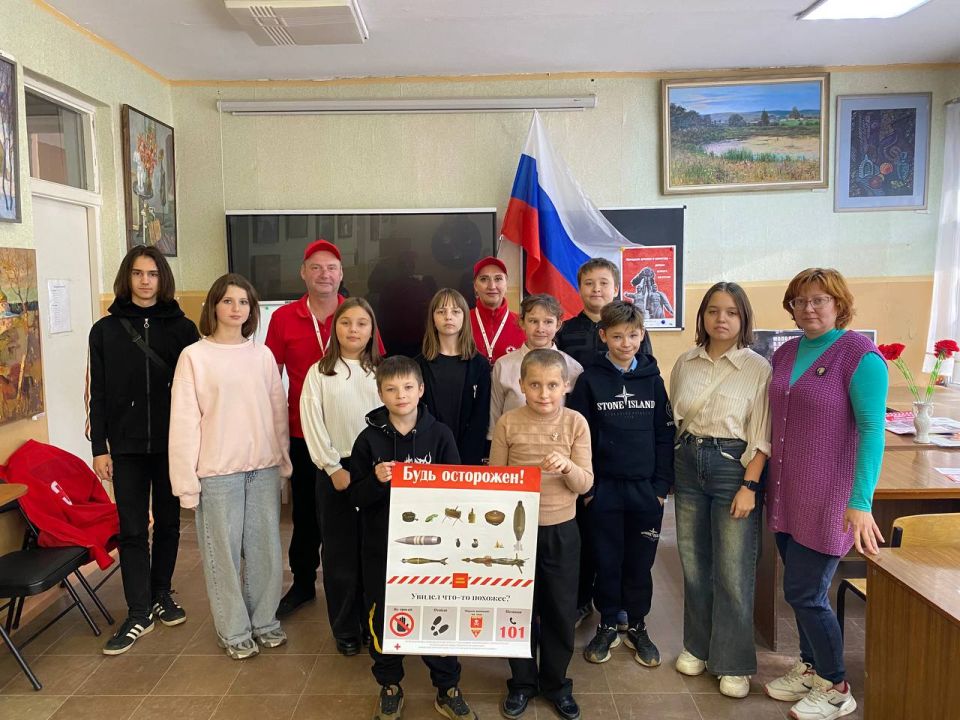 8 октября 2025 года команда Лисичанского городского отделения Красного Креста посетила МБУДО «ЛГДХШ» с познавательным тренингом по правилам поведения при обнаружении мин и оказанию первой помощи в учебных заведениях города