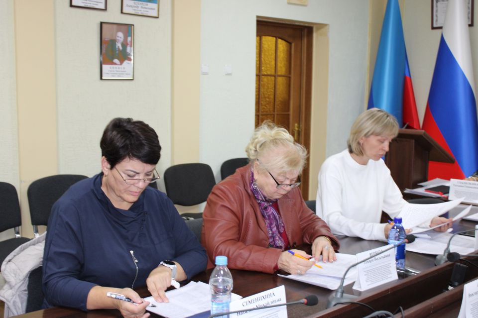 Сегодня в Администрации городского округа город Ровеньки состоялось заседание городской комиссии по делам несовершеннолетних и защите их прав