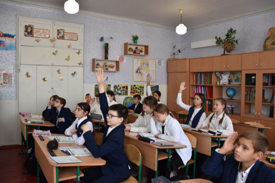 Новая школа: В Краснолучскую школу № 3 поступило новое оборудование для биологии, химии и информатики