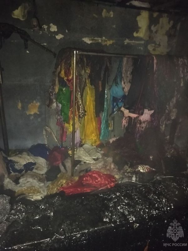 В Северодонецке спасатели МЧС не дали огню перекинуться на магазин и жилой дом