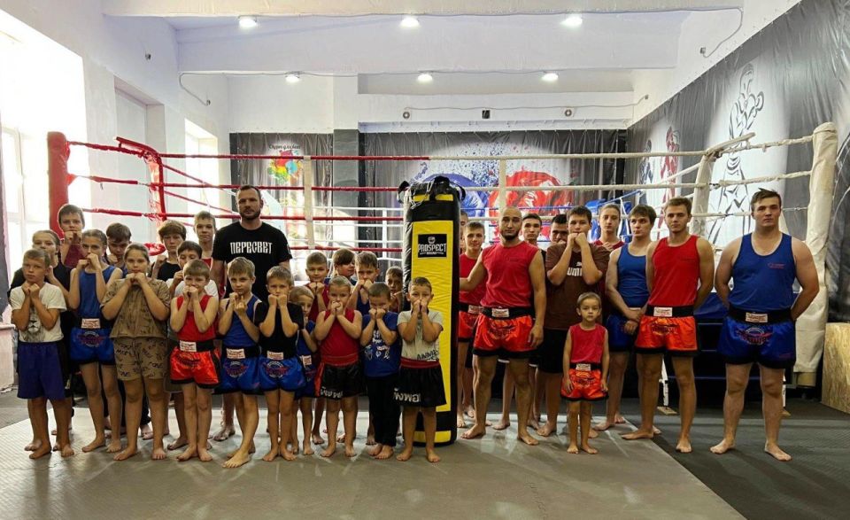 Вологодская область передала партию спортивного инвентаря для юных боксеров Алчевска