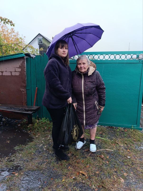 "Добрые дела". Сотрудники отдела жизнеобеспечения пгт Пролетарский оказали поддержку матери погибшего военнослужащего, участника СВО, Людмиле Васильевне, в виде продуктового набора