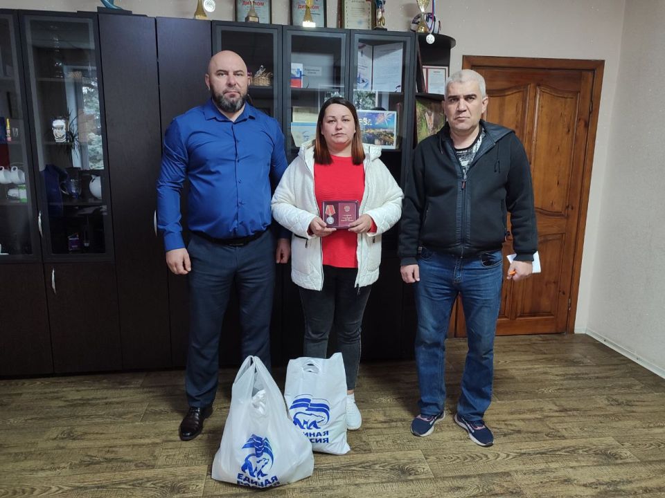 Глава Кременского муниципального округа Вячеслав Третьяков совместно с военным комиссаром Кременского района ЛНР, полковником Виктором Двоежоном, провел награждение «Медалью Суворова» - Меженного Владимира Владимировича