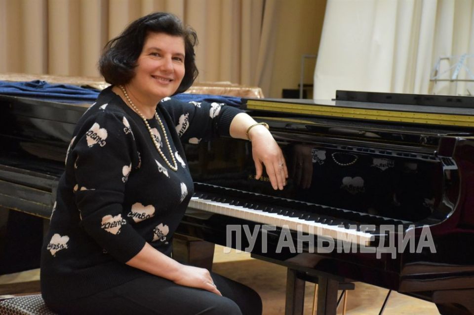 Преподаватель из Алчевска Юлия Спицына стала победителем Общероссийского конкурса «Лучший преподаватель детской школы искусств»