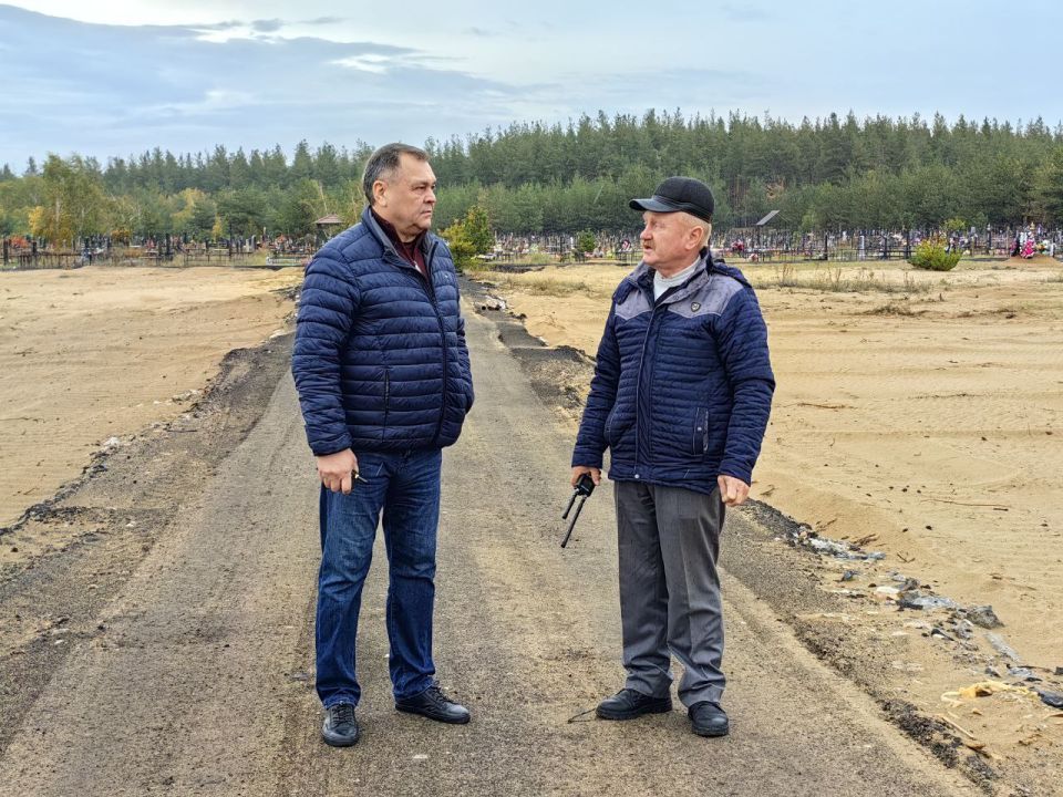 Первый заместитель Главы Администрации города Рубежное Игорь Шмидт совместно с главным инженером МУП «ДЭП города Рубежное» Юрием Рыбалко провели осмотр проделанных работ на местном городском кладбище